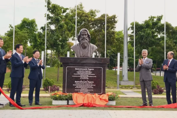 "Rabindranath Tagore Vietnam bust"
