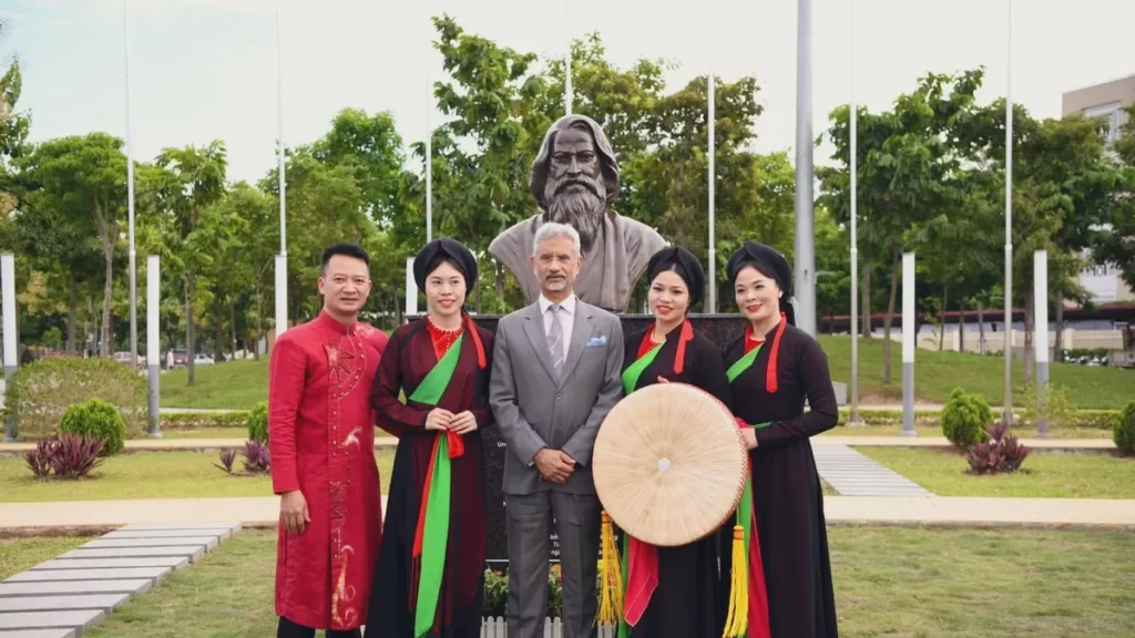 "Rabindranath Tagore Vietnam bust"
