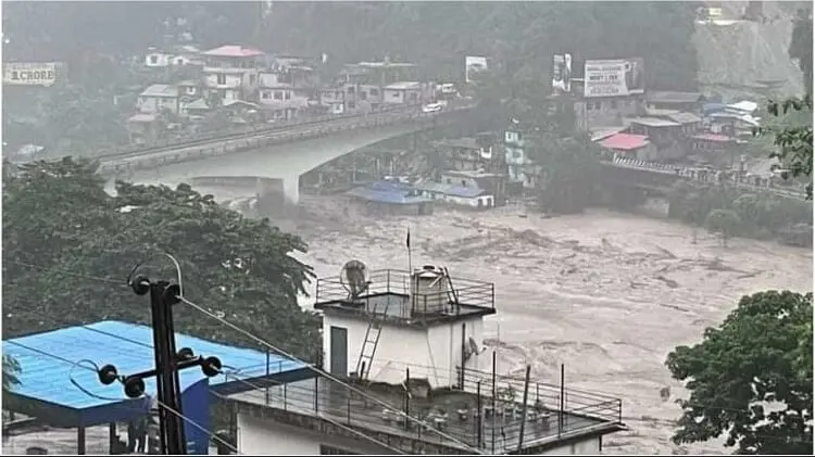 सिक्किम की हिमनद झील फट गई